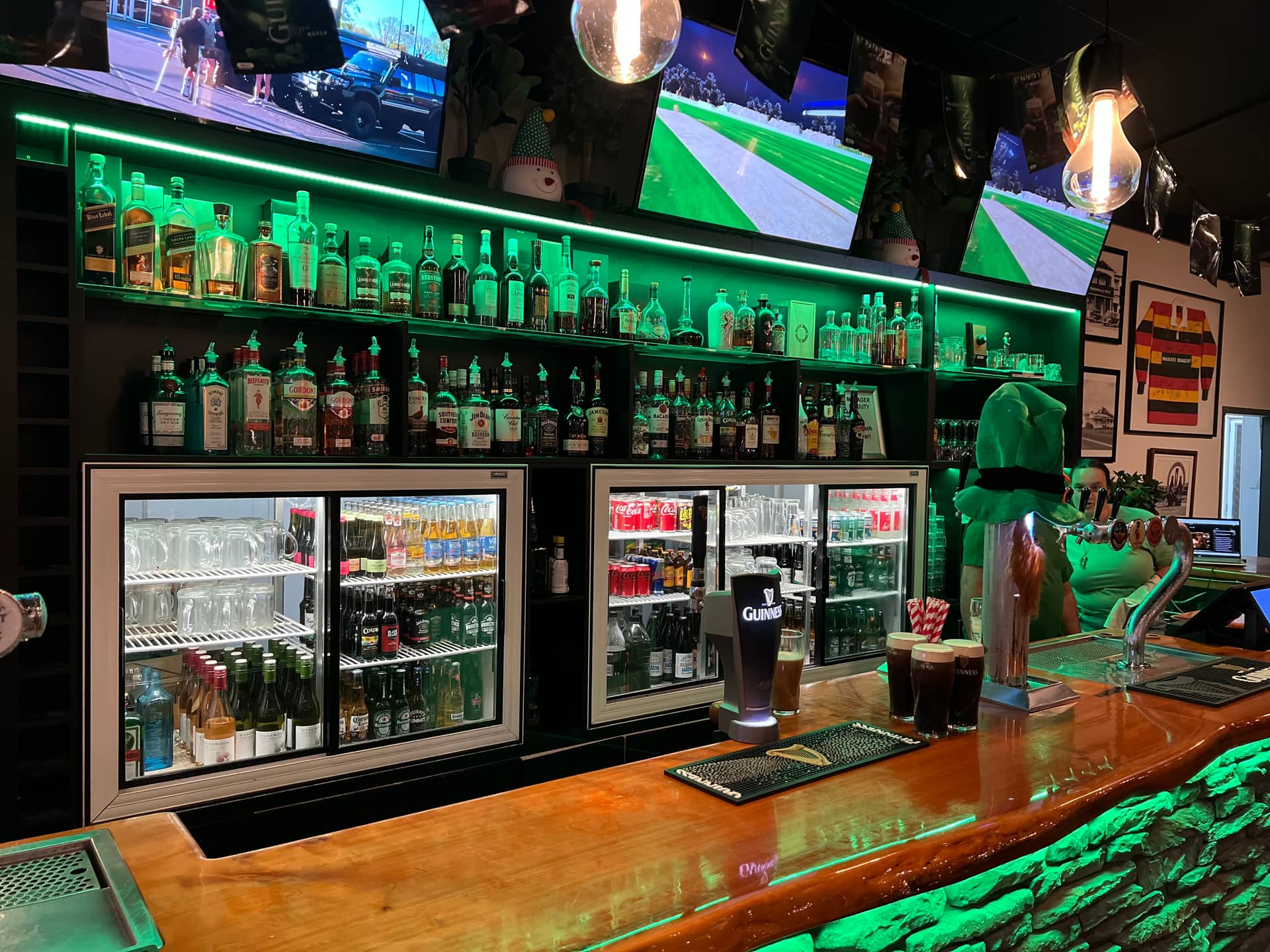 The Top Pub scene 2